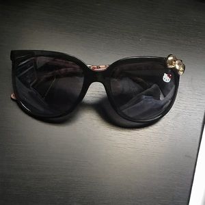 🦠 Hello Kitty sunglasses